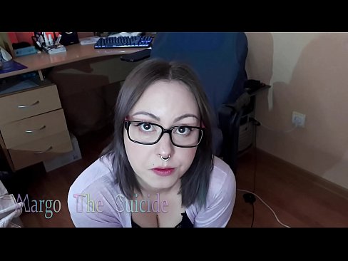 ❤️ Sexy jente med briller suger dildo dypt på kamera ❤️ Kvalitetssex hos oss ☑